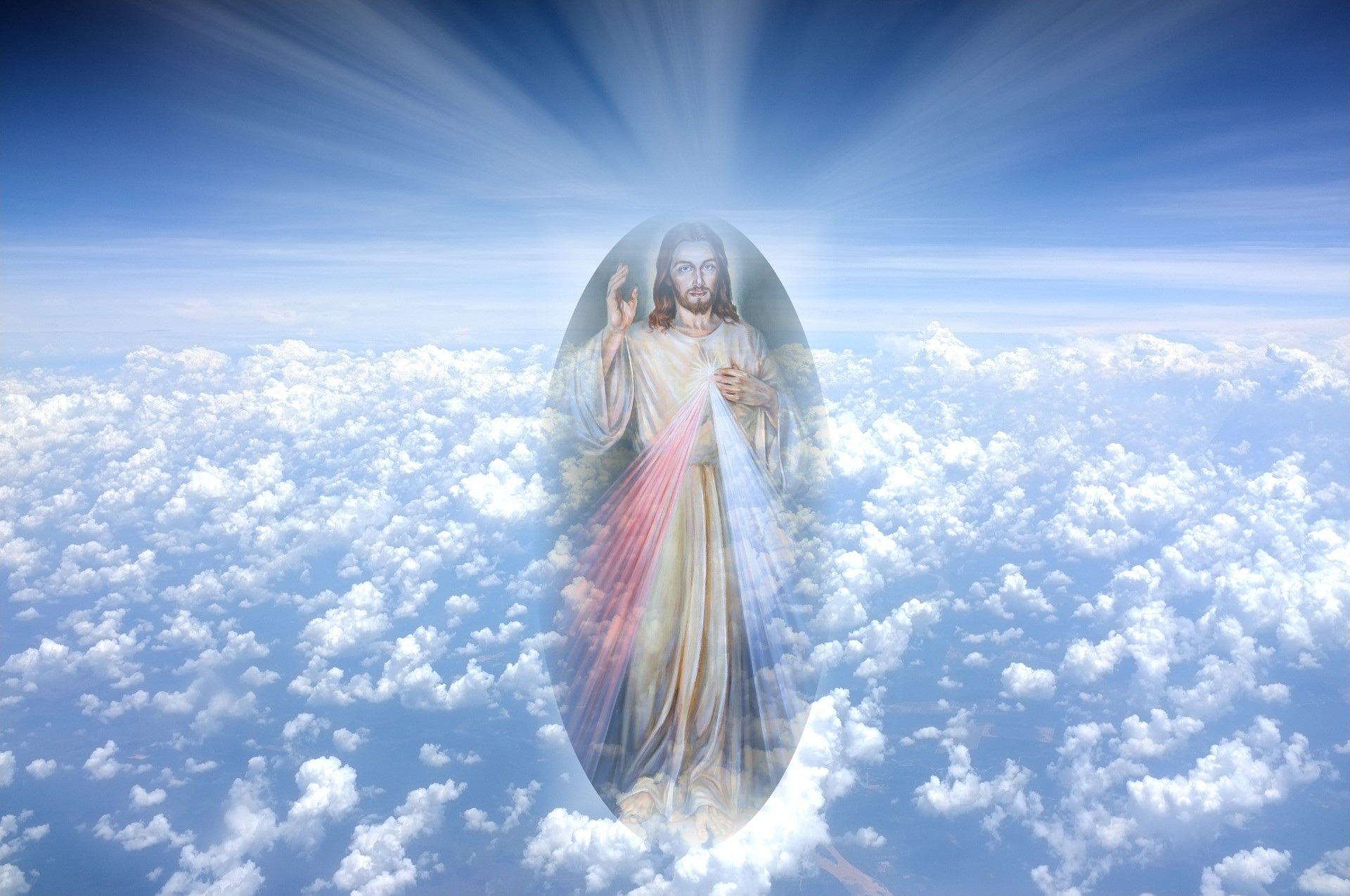 Иисус с исходящим сиянием ступает по облакам
